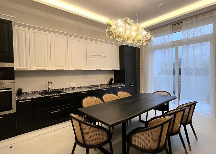 Trendy Rooftop Pool House スリーマ